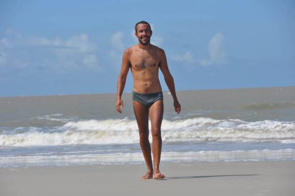 Experimentando o mar do Pará, em Algodoal - PA